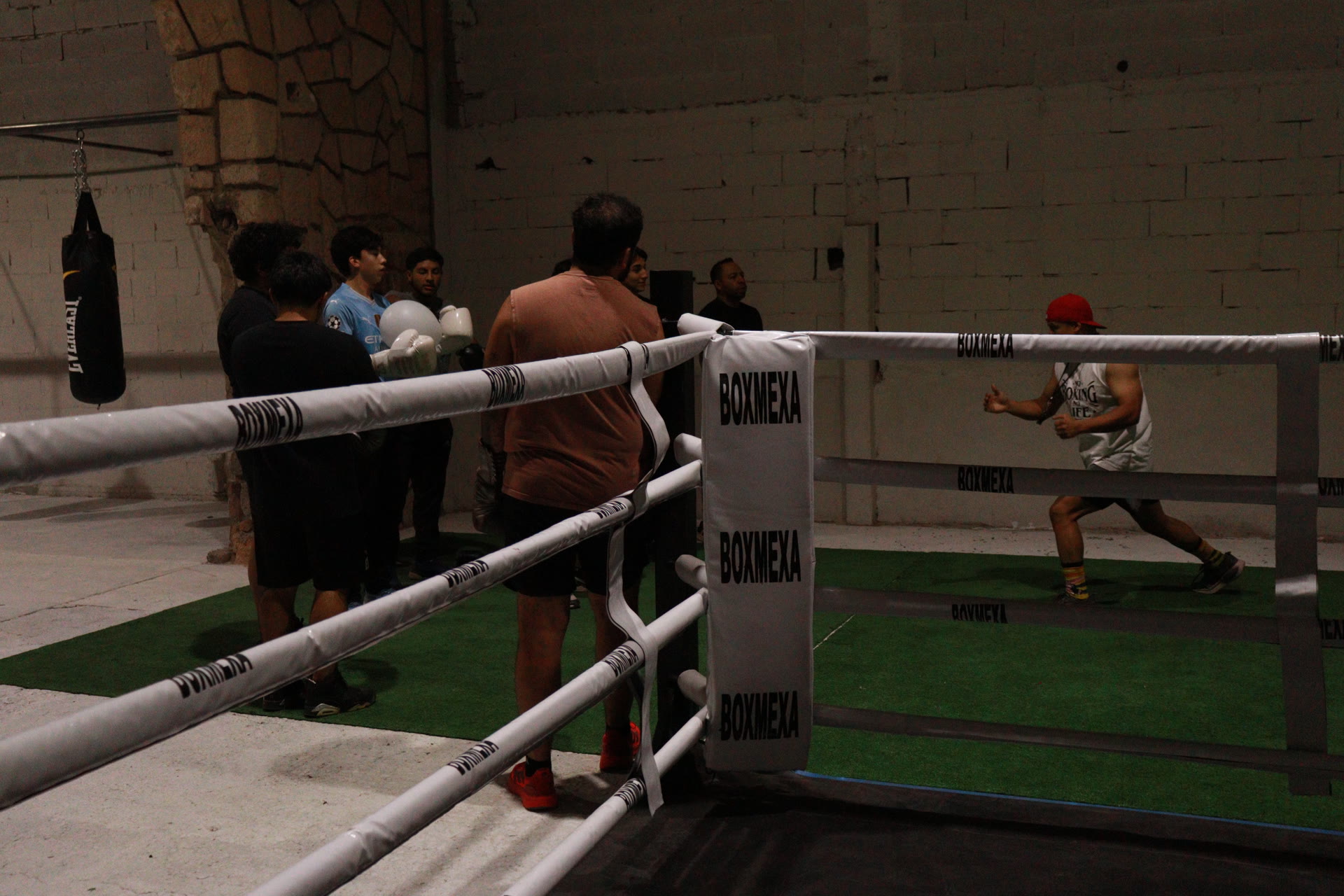Personas entrenando junto al ring de Sparring Pro.
